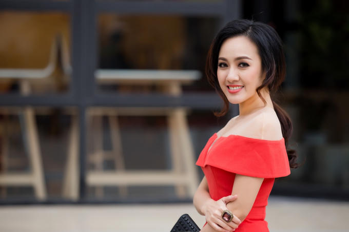 Diện đồ đẹp duyên dáng và đầy lôi cuốn như BTV Hoài Anh nhân ngày 8/3