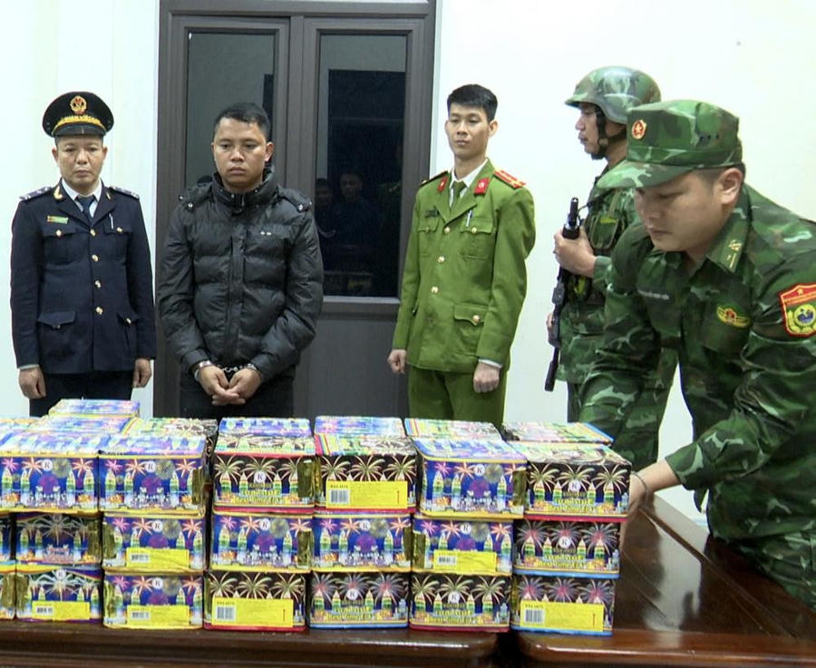 Đối tượng Nguyễn Văn Ánh cùng tang vật.