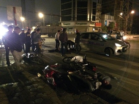 Xe máy nằm ngổn ngang bên cạnh chiếc taxi của hãng Sông Nhuệ.