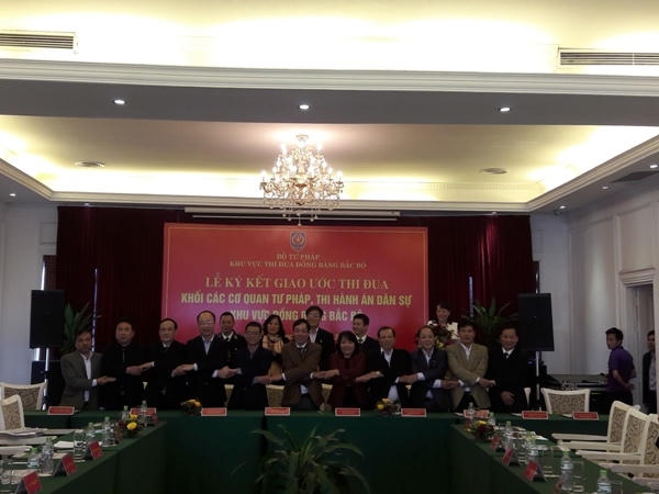 Lãnh đạo Cục THADS của 11 tỉnh, thành phố ký giao ước thi đua.