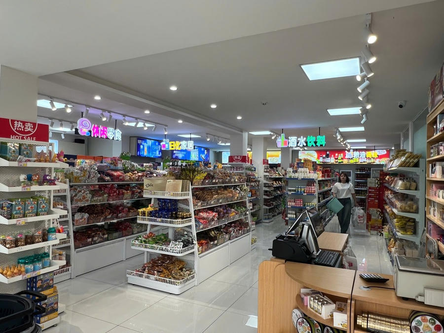 Do không hề có một biển hiệu, chữ viết nào bằng Tiếng Việt nên cửa hàng nhìn không khác một siêu thị bên Trung Quốc.