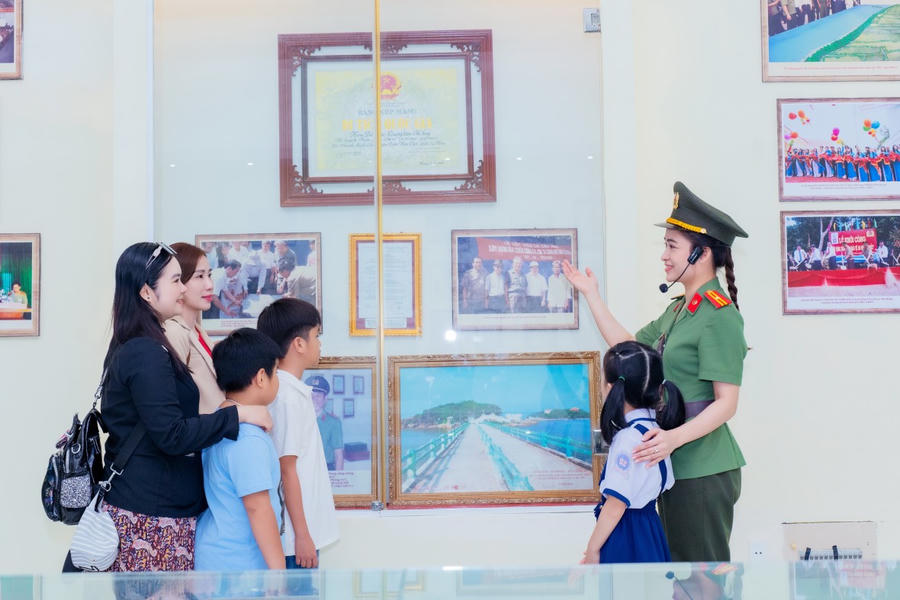 Lực lượng Công an Cà Mau thuyết minh, giới thiệu về những chiến công mà lực lượng Công an nhân dân nói chung và lực lượng An ninh nhân dân nói riêng đạt được tại Khu di tích Hòn Đá Bạc.