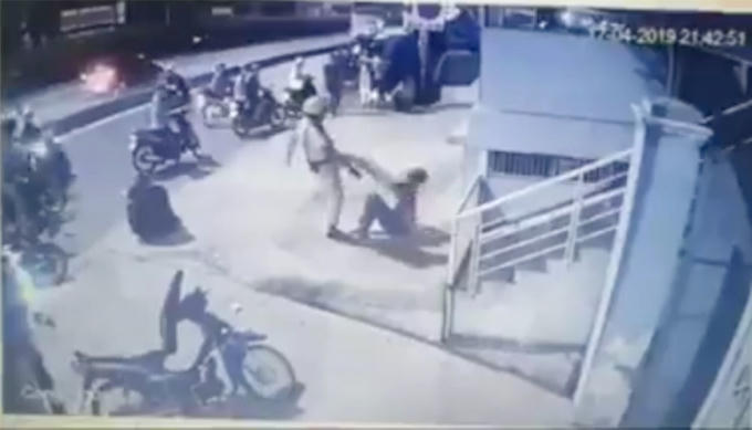 Clip ghi lại cảnh CSGT dí súng, đá thẳng mặt 2 thanh niên ở Sài Gòn