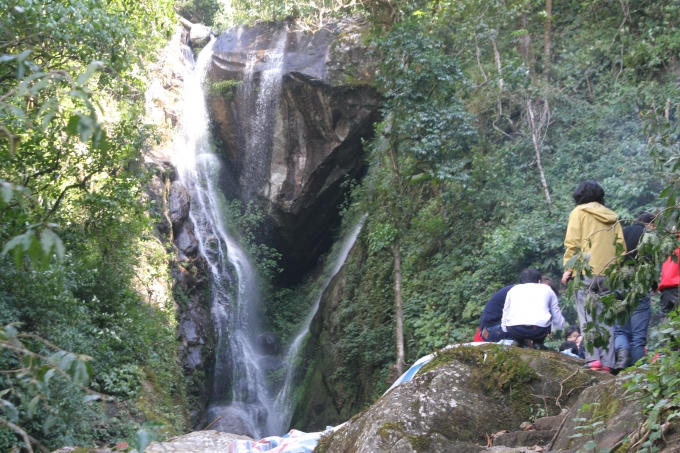 Nơi đây thu hút rất nhiều khách tới tham quan, du lịch dù đường vào bản rất quanh co, uốn lượn.