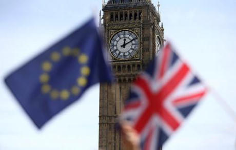 Cờ EU và cờ Anh trên quảng trường Quốc hội tại London. Ảnh: Reuters.