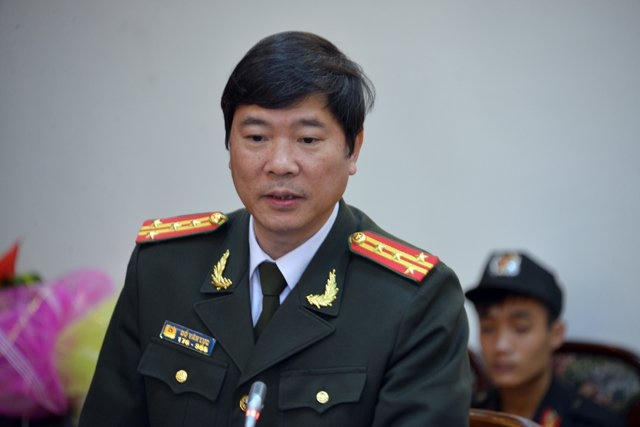 Đại tá Đỗ Văn Lực, Giám đốc Công an tỉnh Quảng Ninh báo cáo Bí thư Tỉnh ủy Nguyễn Văn Đọc trong cuộc họp sáng 8/3.