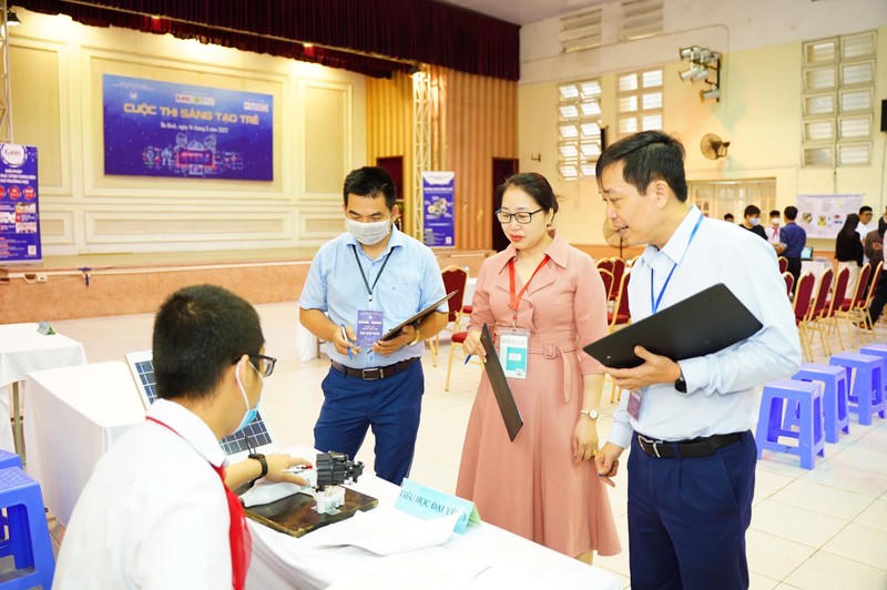 Ban giám khảo đặt câu hỏi cho các em học sinh