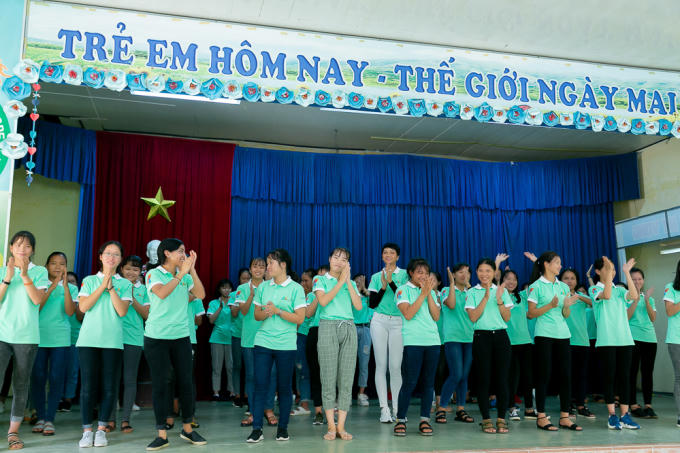 Hoa hậu H'hen Ni&ecirc; h&oacute;a c&ocirc; g&aacute;i d&acirc;n tộc H'M&ocirc;ng tham gia hoạt động cộng đồng tại Đ&agrave; Nẵng