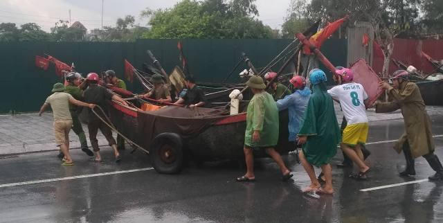 Đưa thuyền mảng tại TP Sầm Sơn về nơi tránh trú an toàn. (Ảnh: Anh Thắng)