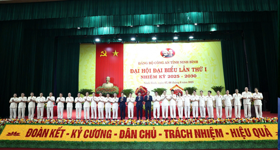 Ban Chấp hành Đảng bộ Công an tỉnh Ninh Bình nhiệm kỳ 2025 – 2030 ra mắt Đại hội.