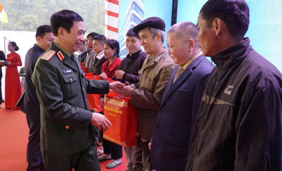 Đại tướng Phan Văn Giang, Ủy viên Bộ Chính trị, Bộ trưởng Quốc phòng tặng quà các cơ quan, đơn vị trên địa bàn xã Bảo Lạc.