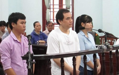 Võ Thanh Hải (giữa) cùng bị cáo Kim Anh và Văn Lộc. (Ảnh: báo Đời sống pháp luật)