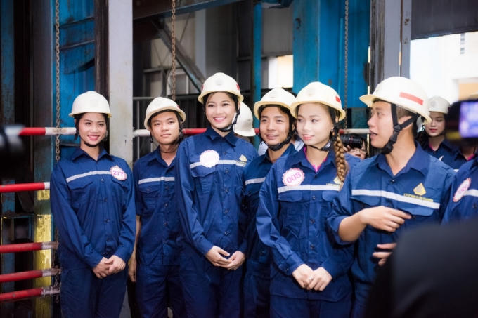 Thí sinh Hoa hậu Việt Nam thăm quan và giao lưu tại mỏ than Hà Lầm