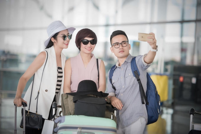 Ngọc Hân cùng với NTK Hà Duy và doanh nhân Bùi Thị Hà - bà chủ của thương hiệu thời trang Sohee.