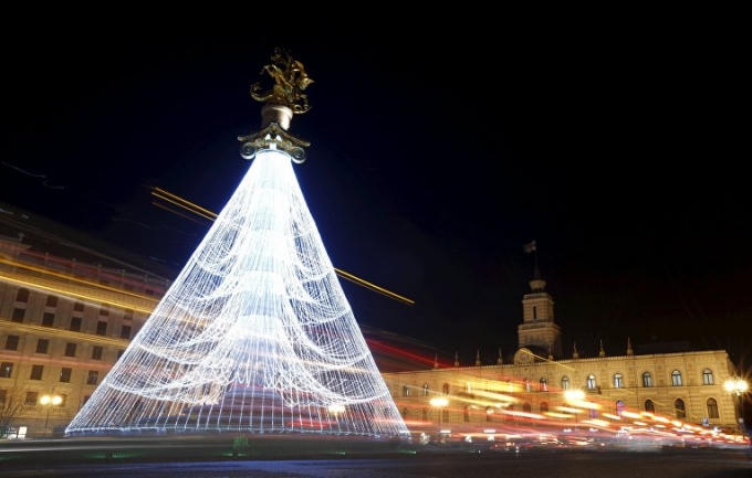Cây thông  Giáng sinh ở thủ đô Tbilisi của Georgia. (Ảnh: Reuters)