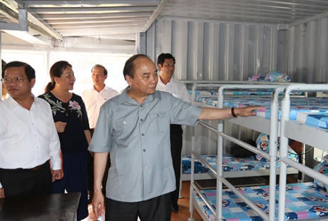 Thủ tướng tới thăm mô hình thử nghiệm nhà bán trú bằng container do Công ty cổ phần Xã hội H.E.L.P thực hiện thí điểm. Ảnh: VGP/Quang Hiếu