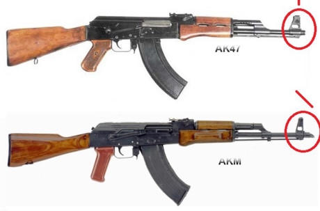 Trọng lượng súng khi chưa lắp đạn 3,1kg (AKM) và 3,3kg (AKMS), chiều dài 880mm (AKM) và 650mm khi gập báng (AKMS), nòng dài 415mm, cỡ nòng 7,62mm, tầm bắn hiệu quả 400m.