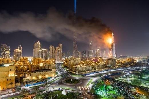Khách sạn cao cấp ở Dubai bốc cháy lớn vào thời điểm tiểu vương quốc này chuẩn bị tổ chức bắn pháo hoa đón năm mới hôm 31/12/2015 vừa qua. Ảnh: NST.