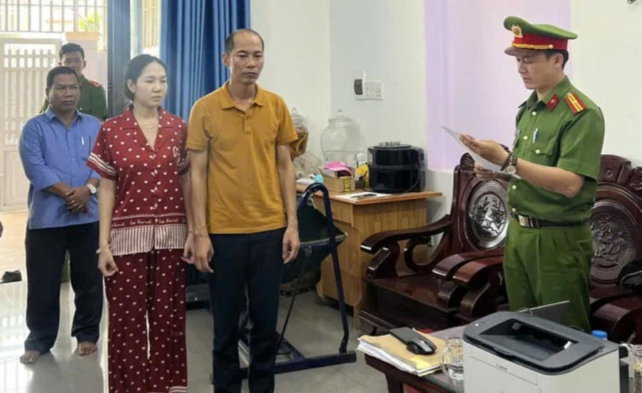 Cơ quan điều tra tống đạt các quyết định khởi tố bị can đối với các đối tượng liên quan. Ảnh: Khánh Phúc