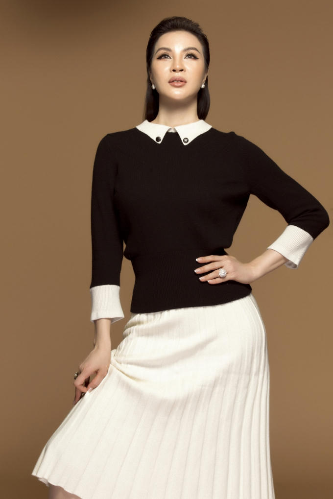 Cô cũng thể hiện sự tinh tế khi chọn diện với đôi giày cùng tông màu. Vòng cổ thiết kế cầu kỳ tạo điểm nhấn cho set trang phục.