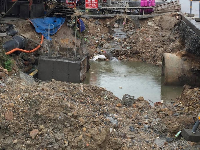 Những nơi nguy hiểm không có rào cảnh báo, nguy hiểm rình rập đối với người dân.