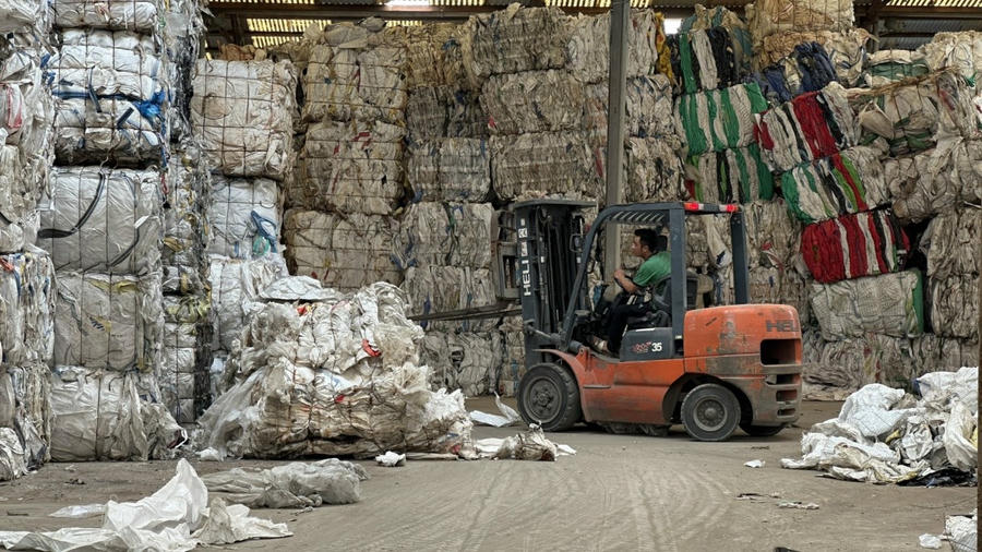 "Núi rác" bên trong các nhà máy xử lý gạch