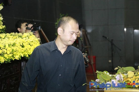 MC Long Vũ bùi ngùi nhìn linh cữu nhạc sĩ Trần Lập.