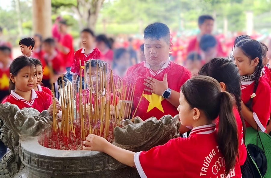 Học sinh Trường Tiểu học Hoà Bình A (huyện Hoà Bình, tỉnh Bạc Liêu) viếng Bác tại Đền thờ Chủ tịch Hồ Chí Minh, xã Châu Thới (huyện Vĩnh Lợi, tỉnh Bạc Liêu) vào sáng ngày 17/5/2025 (Ảnh: Nhật Hồ).