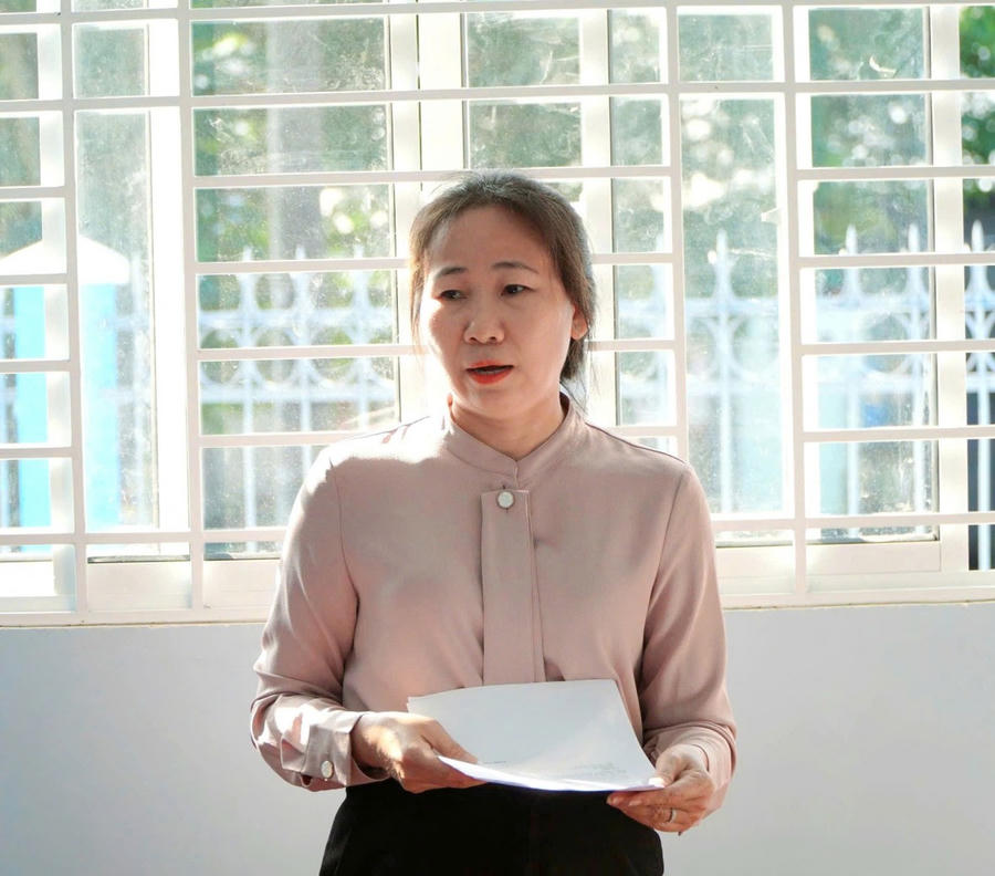 Bà Trang Ngọc Ánh, Phó Giám đốc Trung tâm Nước sạch và Vệ sinh Môi trường Nông thôn phát biểu tại Lễ bàn giao đưa vào sử dụng Trạm cấp nước Thới An (xã Thới Quản, huyện Gò Quao).