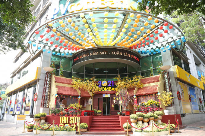 Một góc phố Ngô Quyền (Hà Nội) được trang trí đậm chất không khí Tết truyền thống