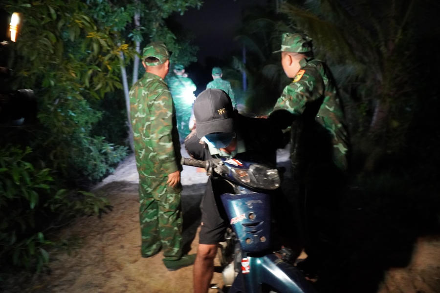 Lực lượng Đồn BPCK Mỹ Quý Tây trấn áp tội phạm trong đêm. Ảnh: Anh Như