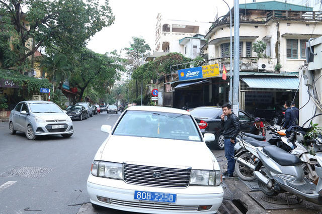 Tại ngã tư Liền Trì - Nguyễn Gia Thiều có hai điểm rửa xe thường xuyên có ô tô đỗ cả hai bên đường.