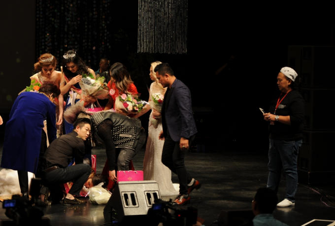 Sức khoẻ suy kiệt, Tân hoa hậu Việt Nam Thế giới ngất xỉu sau phút đăng quang.