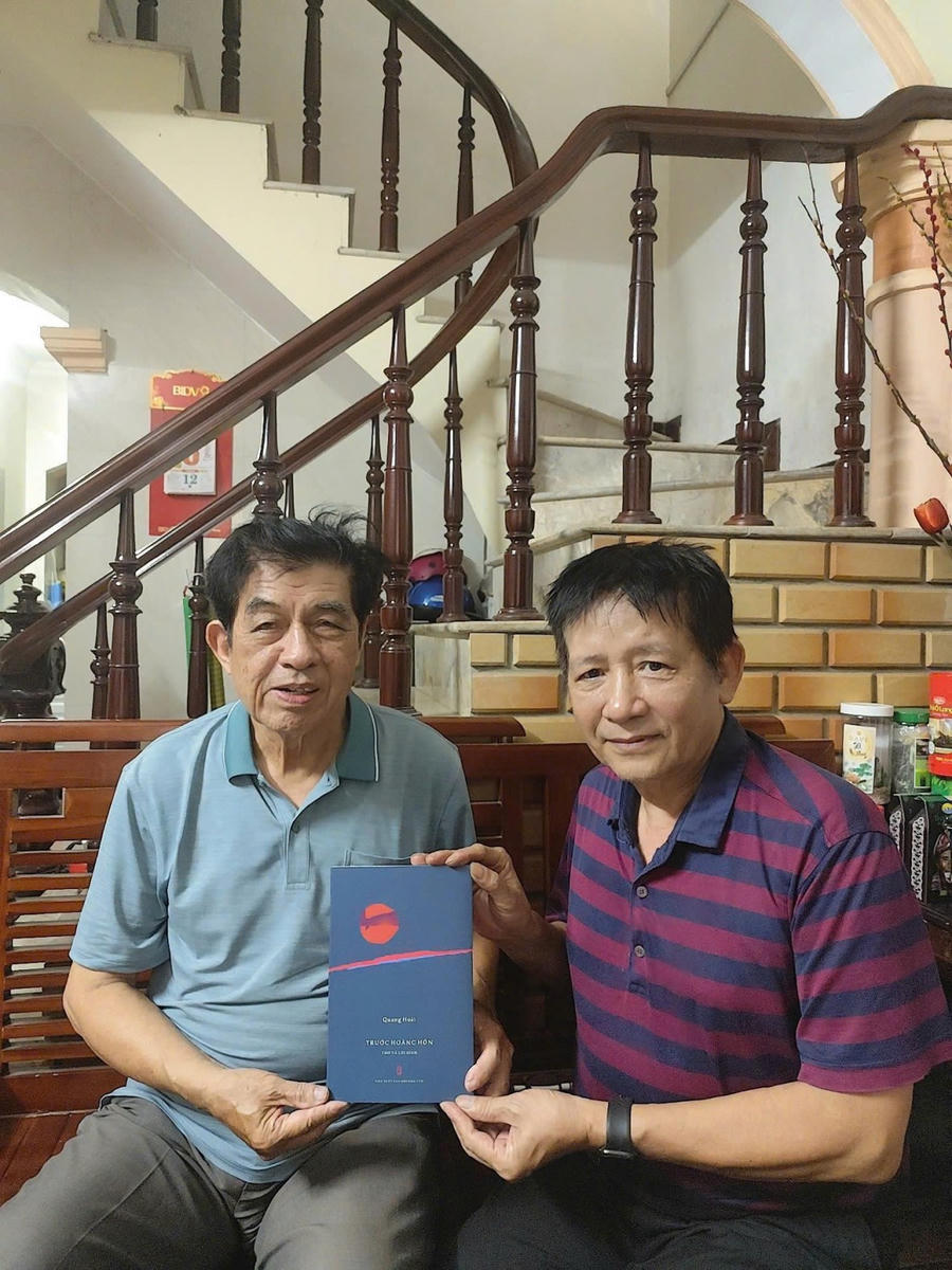 Nhà thơ Quang Hoài tặng sách cho tác giả - Nhà thơ Ngô Đức Hành.