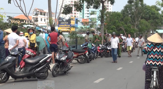 Nhiều người dân hiếu kỳ đứng theo dõi