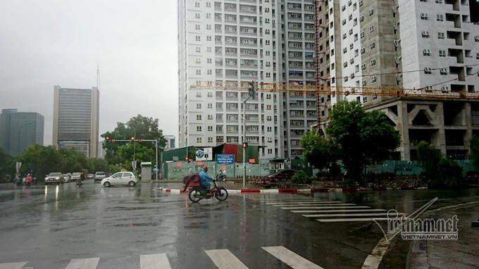 Cần cẩu vươn dài ở đường Nguyễn Chánh