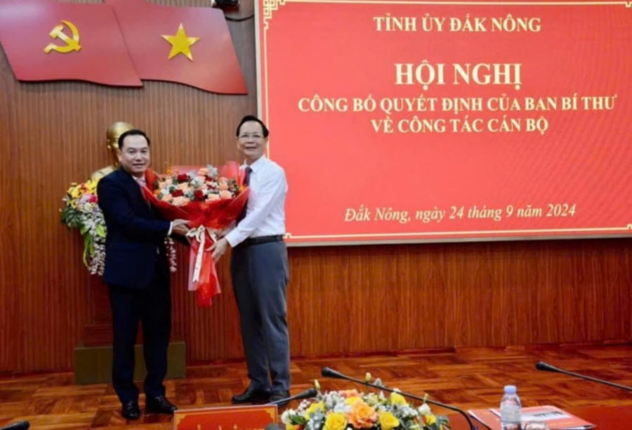 Ông Ngô Thanh Danh- Bí thư Tỉnh ủy Đắk Nông tặng hoa chúc mừng ông Hồ Xuân Trường. Ảnh: Trần Quỳnh