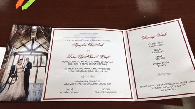 Bà xã Phan Hiển tiết lộ cô không ngạc nhiên trước thông tin chủ nhân ghế nóng Thử thách cùng bước nhảy 2015 kết hôn vì biết chuyện cả hai yêu nhau từ lâu. Chính Chí Anh chủ động giới thiệu bạn gái với Khánh Thi và họ cũng đi ăn, cà phê chung vài lần. Trong ảnh là thiệp cưới của Chí Anh - Khánh Linh.