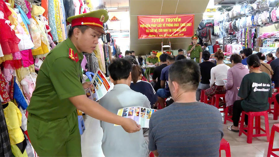 Lực lượng Cảnh sát PCCC và CNCH Công an tỉnh Bạc Liêu, phát tờ rơi tuyên truyền các quy định của pháp luật về PCCC cho người dân.