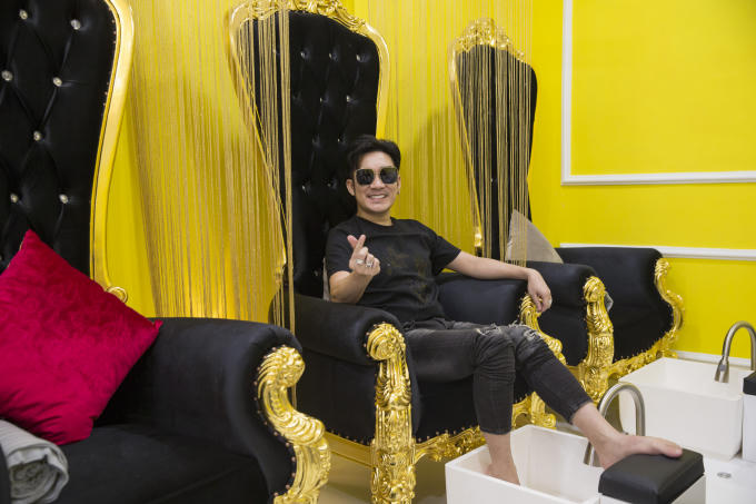 Ca sĩ Quang Hà trải nghiệm tại V Nail Spa.