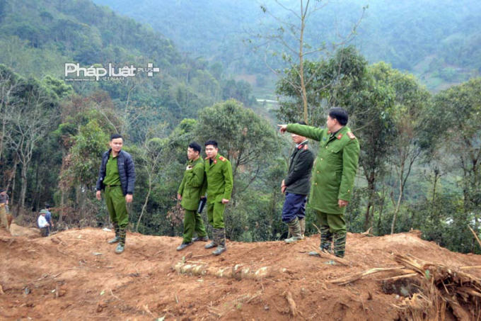 Các chiến sĩ công an huyện Bắc Mê đang phải ngày đêm thức canh gác không cho vàng "tặc" lộng hành. (ảnh: Phàn Giào Họ)