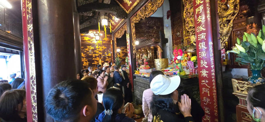 Người dân làm lễ trong đền.