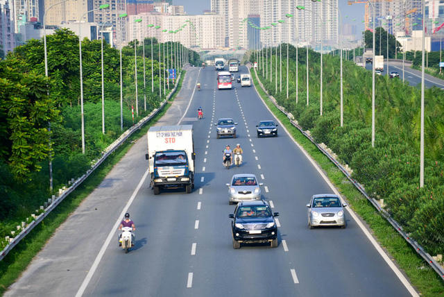 Không chỉ đi trái phép vào đường dành riêng cho ô tô, nhiều xe máy còn liên tục đảo làn rất nguy hiểm khi ô tô đang đi ở tốc độ cao.