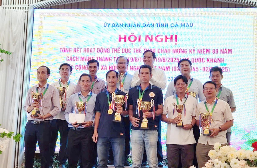 Ông Huỳnh Quốc Việt – Ủy viên dự khuyết Ban Chấp hành Trung ương Đảng, Phó Bí thư Thường trực Tỉnh ủy, Chủ tịch Ủy ban MTTQ Việt Nam tỉnh (thứ ba hàng trên, từ phải qua) trao Huy chương Vàng môn Quần vợt cho đôi nam Đội tuyển Công an tỉnh (thứ ba và thứ tư hàng dưới, từ trái sang).