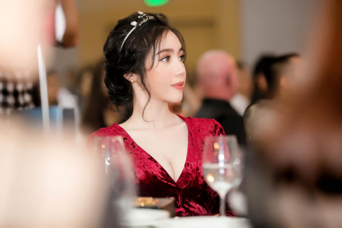 Diện trang phục k&iacute;n đ&aacute;o, Elly Trần vẫn khoe kh&eacute;o số đo gợi cảm