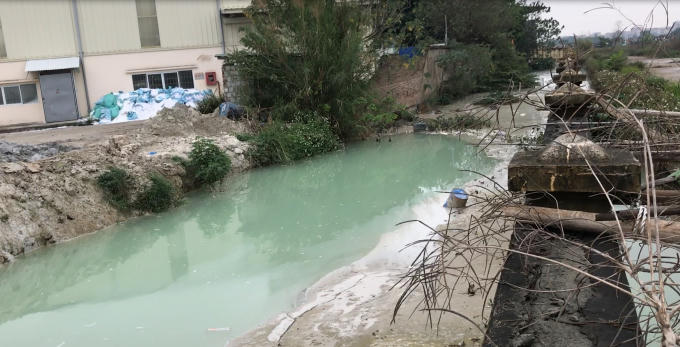 Nước thải từ trạm trộn xả trực tiếp ra hệ thống mương tiêu thoát nước chung.