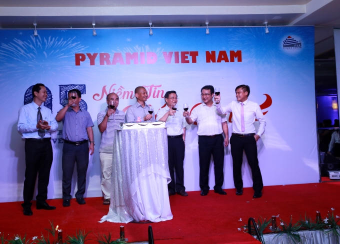 Khách hàng chúc mừng thành công của Pyramid Việt Nam