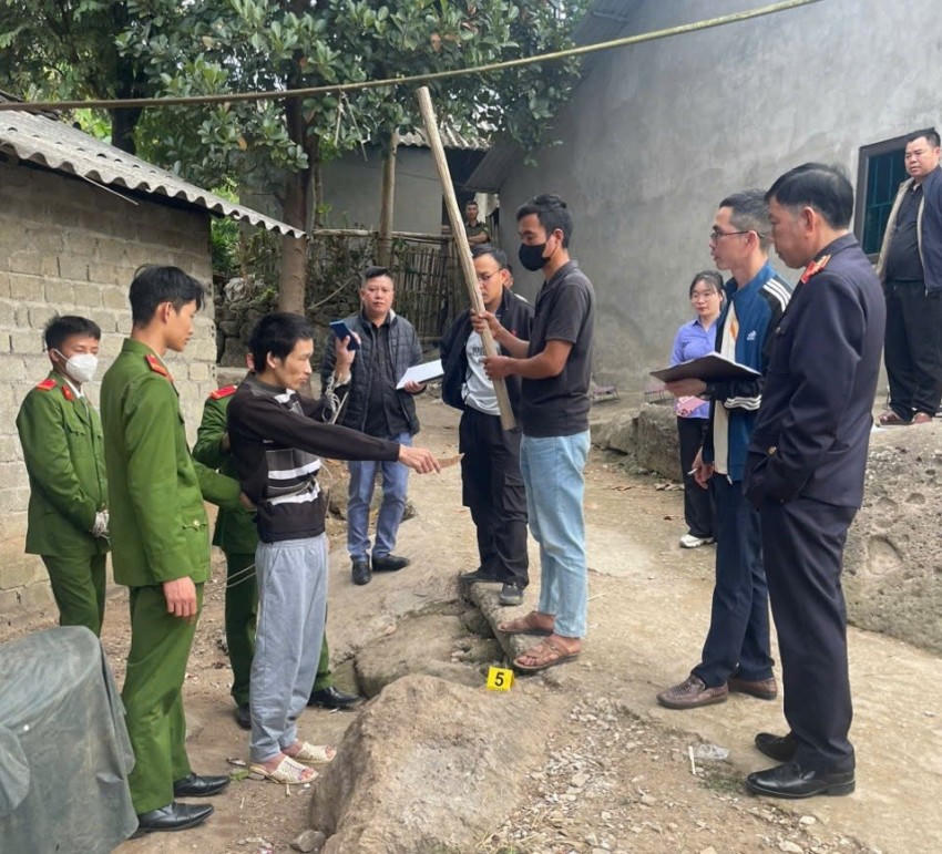 Lò Văn Khiêm tại hiện trường vụ án. (Ảnh: Công an tỉnh Lai Châu).