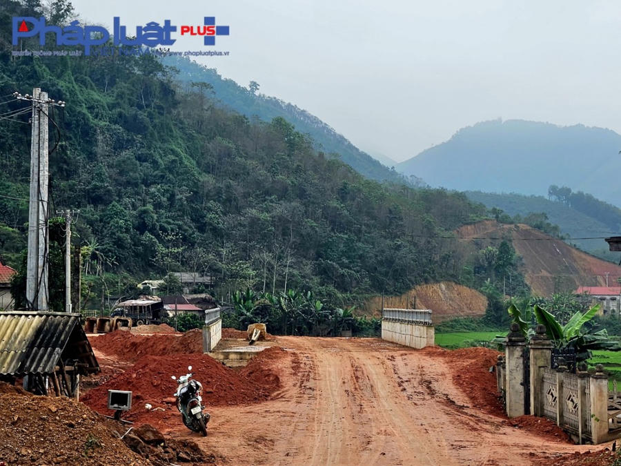 Những cây cầu mới xây, thậm chí chưa dỡ cốt pha không thể an toàn cho xe tải nặng lưu thông.
Những cây cầu mới xây, thậm chí chưa dỡ cốt pha không thể an toàn cho xe tải nặng lưu thông.