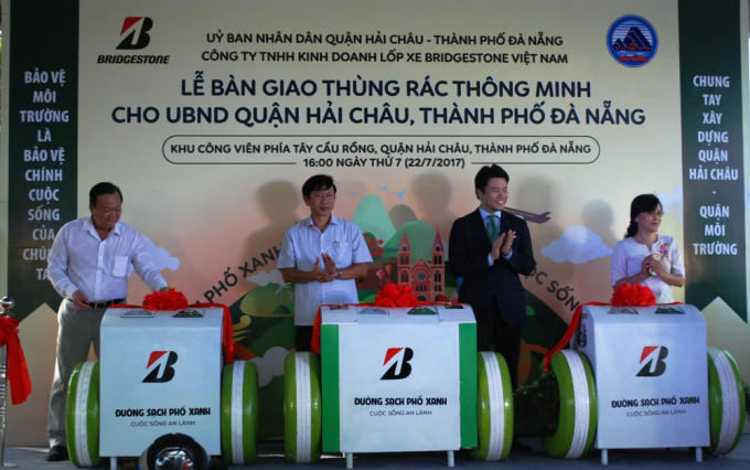 UBND quận Hải Châu tiếp nhận 50 thùng rác đa tính năng từ nhà tài trợ.